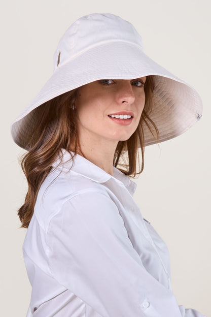 Chapeau anti-UV blanc pour femme, offrant une protection solaire élégante et confortable.