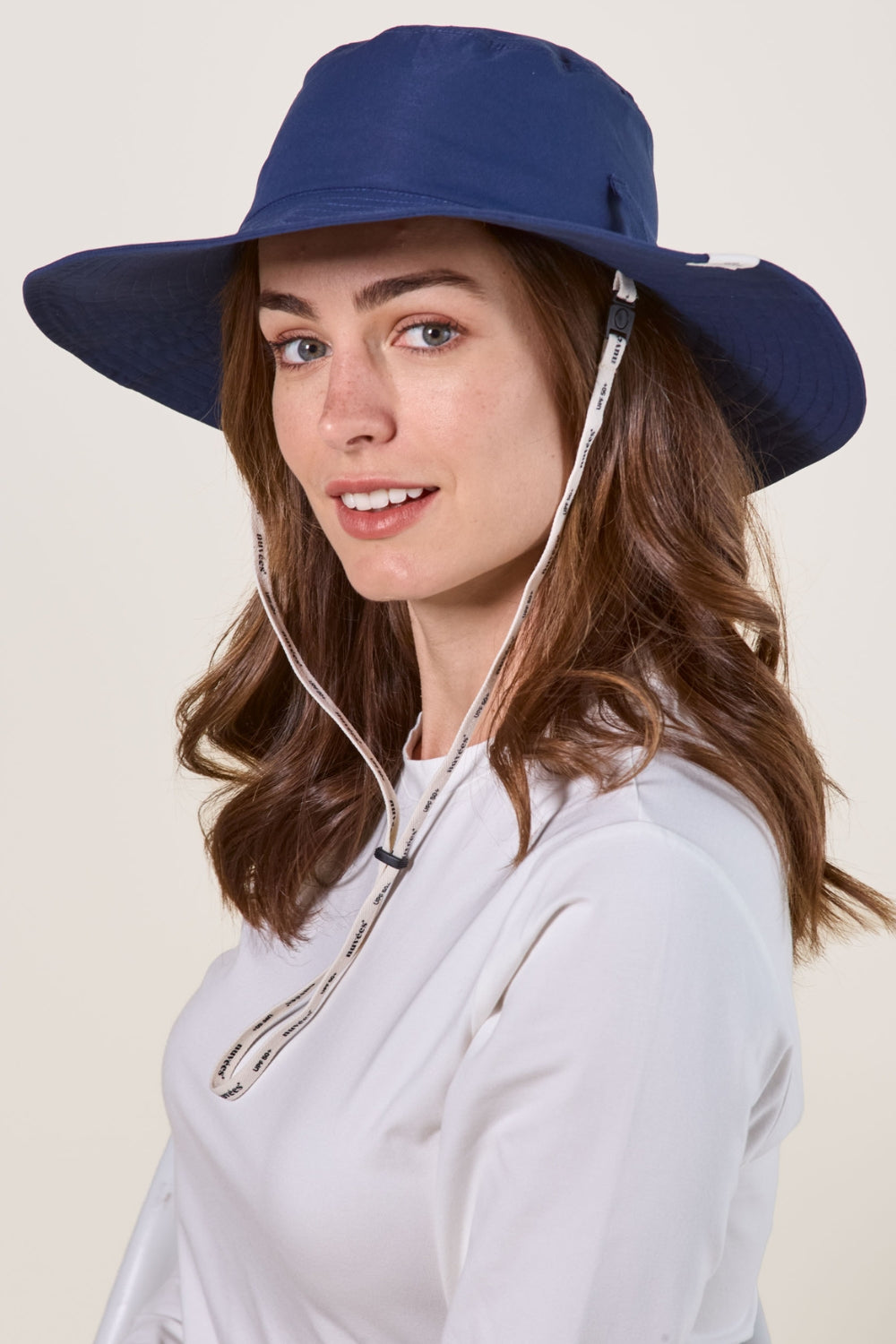 Chapeau anti-UV bleu pour femme, offrant une protection solaire élégante avec une jugulaire ajustable.