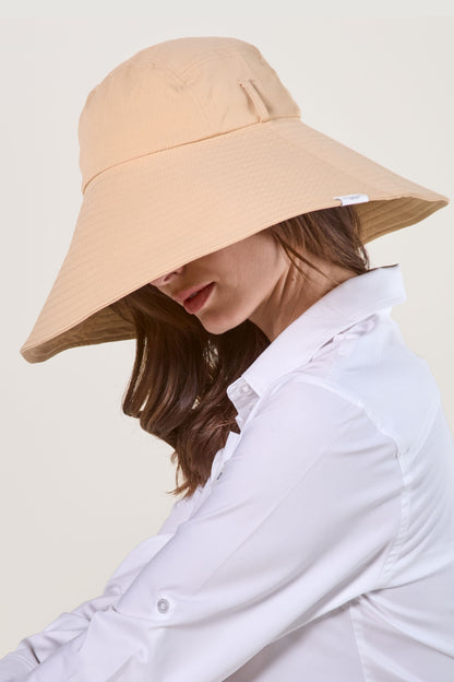 Chapeau anti-UV Café Glacé pour femme, offrant une excellente protection solaire avec un large bord.