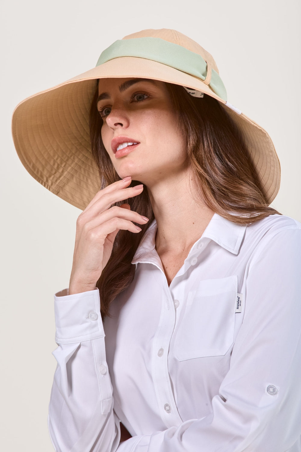 Chapeau anti-UV beige, offrant une protection solaire élégante pour femme.