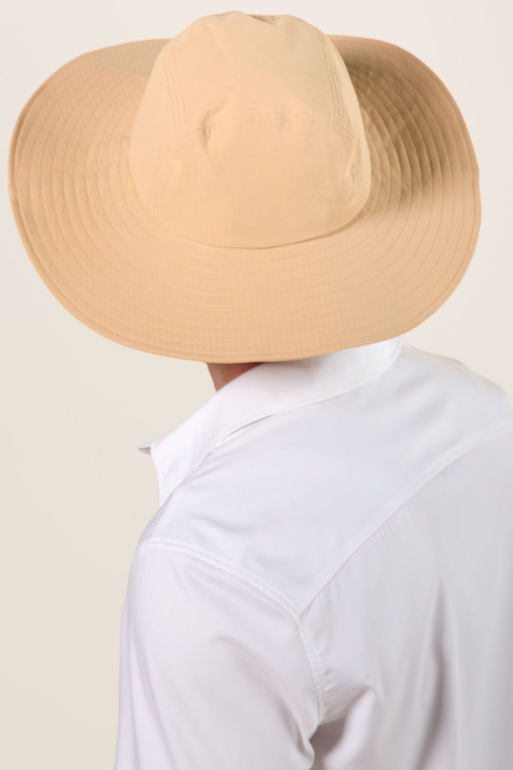 Chapeau anti-UV beige pour homme, offrant une protection solaire élégante et légère.