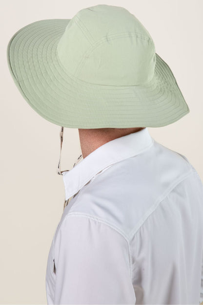 Chapeau anti-UV vert Herbe Fraîche pour homme, offrant une protection solaire élégante et pratique.