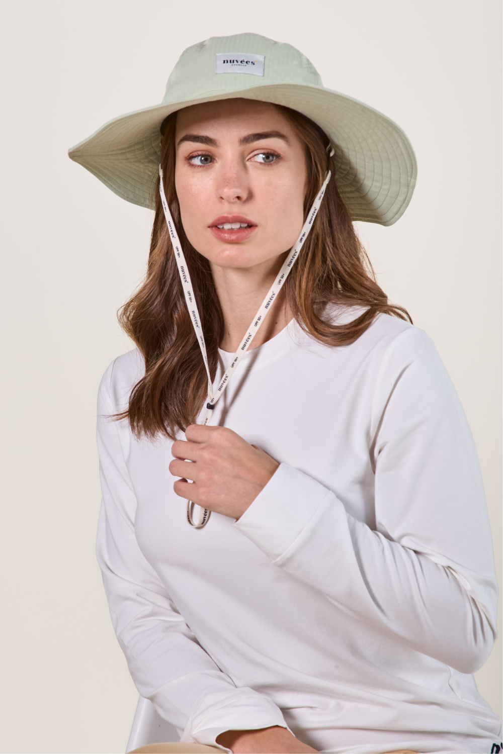 Femme portant un chapeau anti-UV Herbe Fraîche, idéal pour une protection solaire élégante.