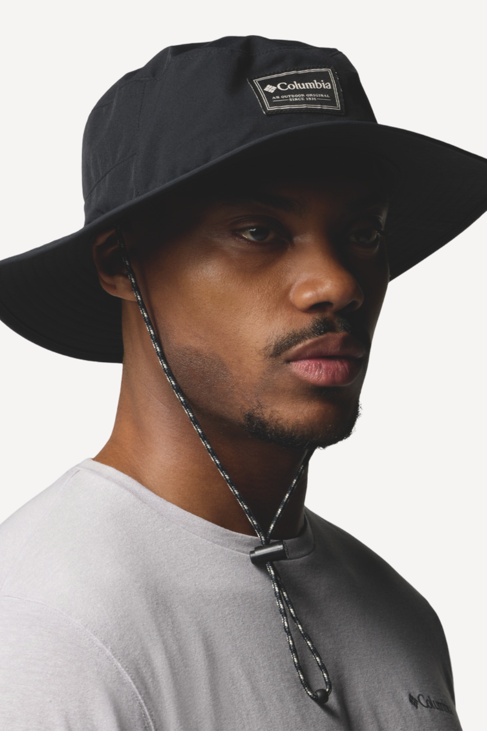 Chapeau anti-UV noir UPF 50+ pour homme, idéal pour se protéger du soleil avec style.