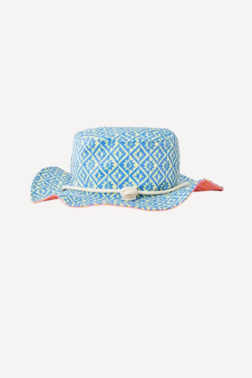 Chapeau anti-UV bleu et rose UPF 50+, réversible, idéal pour femmes lors de journées ensoleillées.