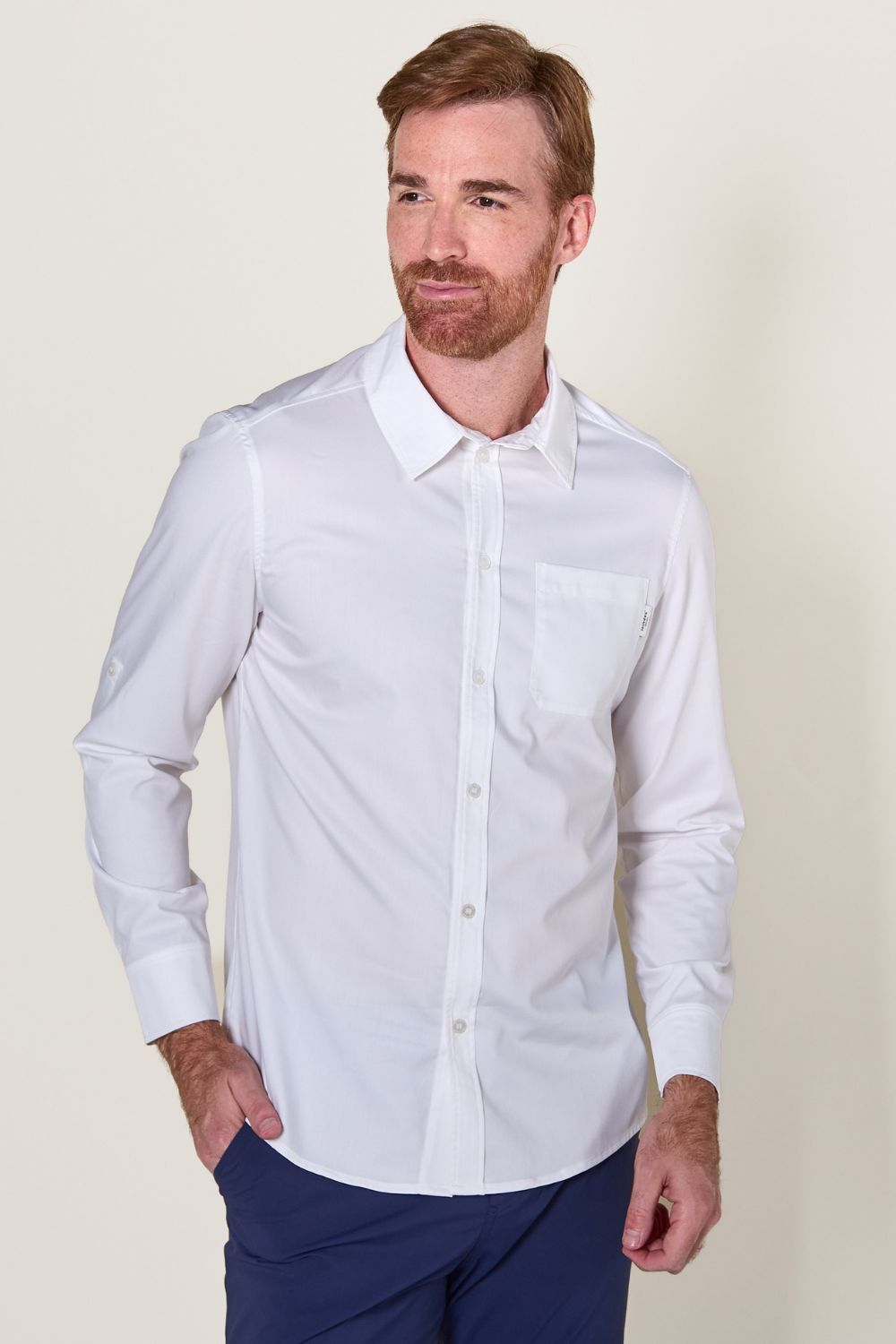 Chemise anti-UV blanche pour homme, UPF50+, idéale pour une protection solaire lors d'activités en extérieur.