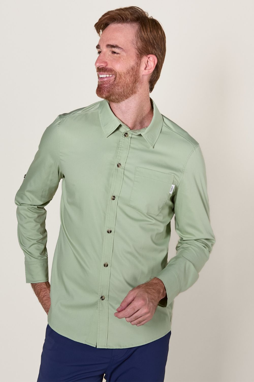 Chemise anti-UV verte UPF50+ pour homme, légère et respirante, idéale pour les sorties en plein air.