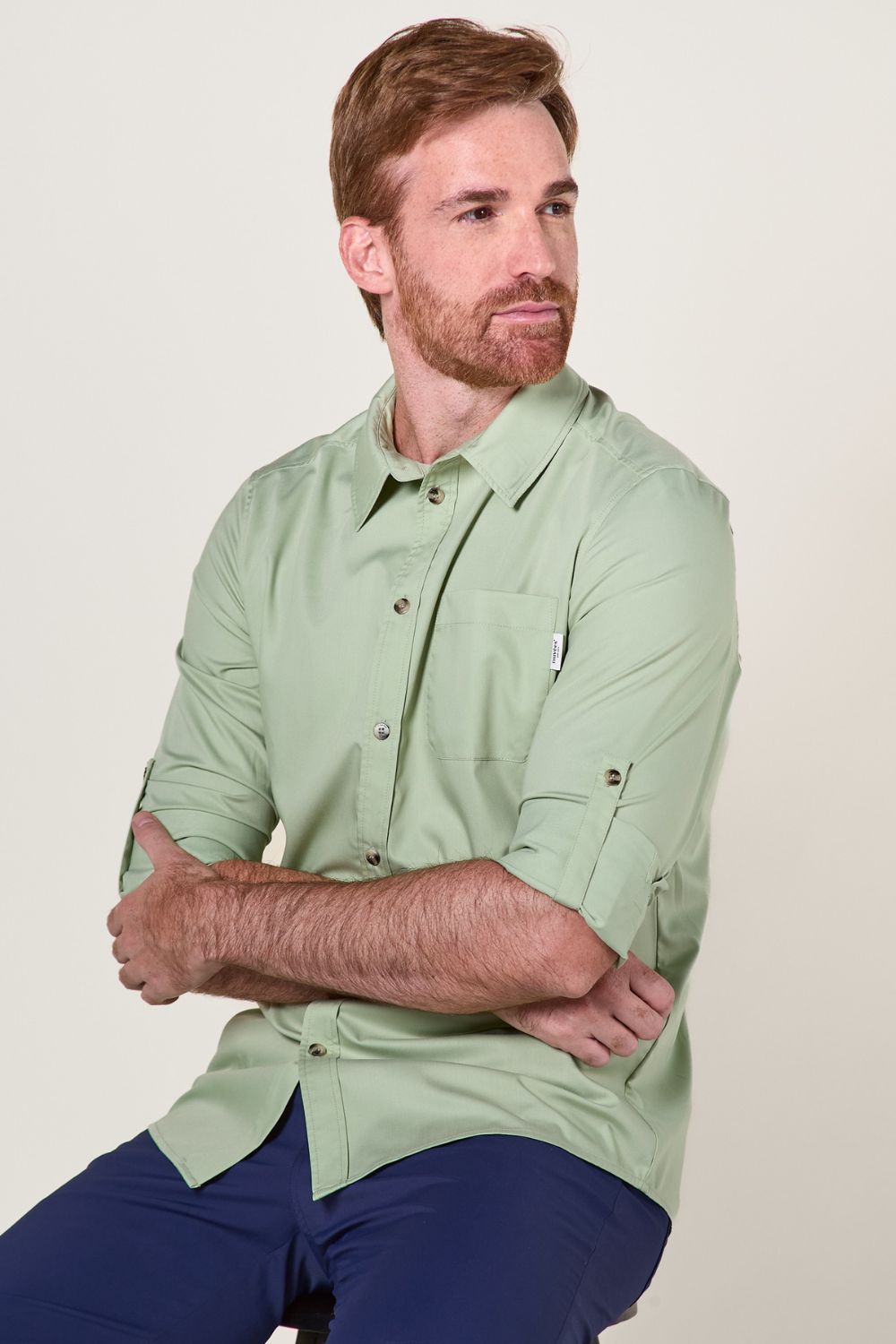 Chemise anti-UV verte pour homme, UPF 50+, idéale pour la protection solaire lors des sorties extérieures.