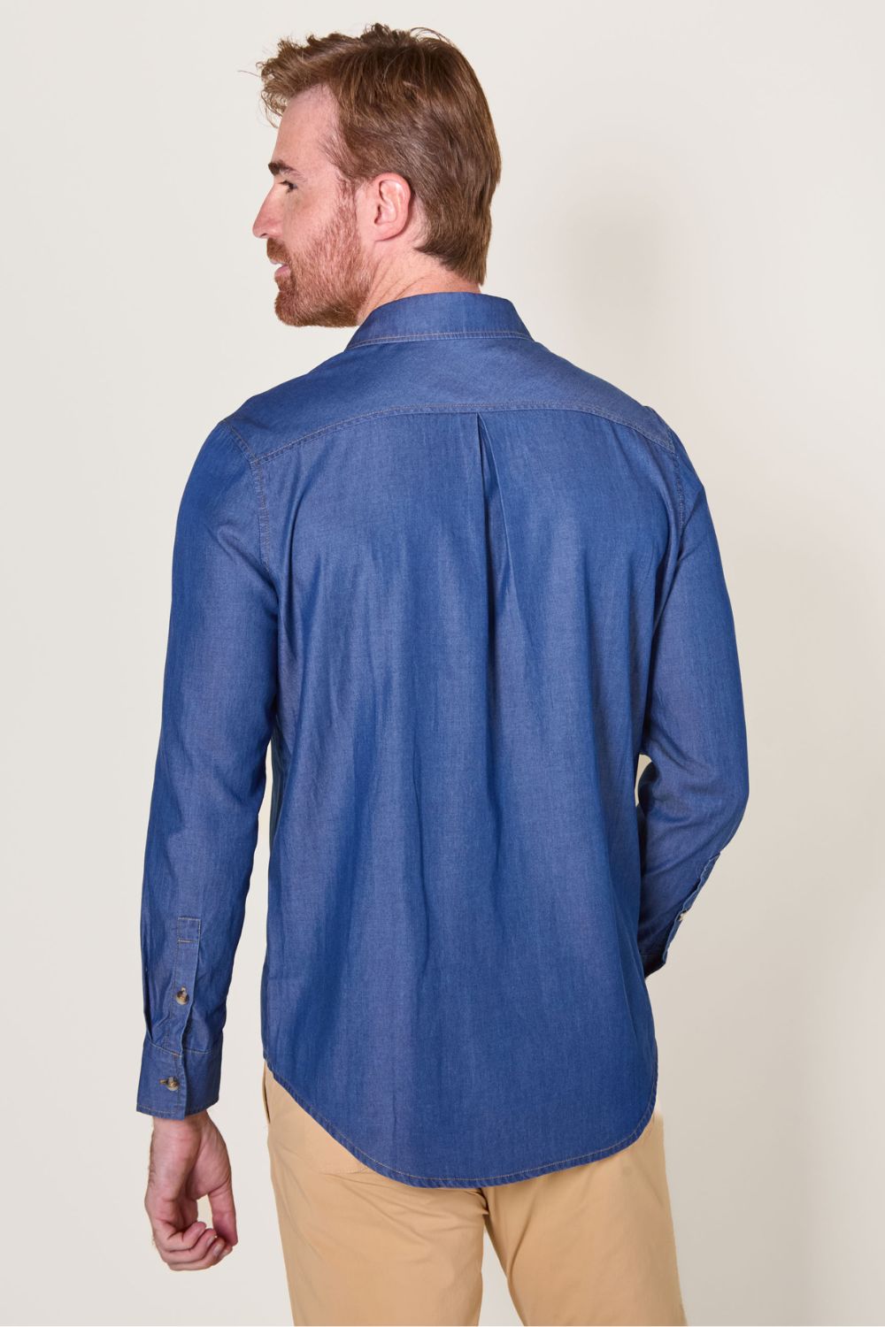 Chemise anti-UV en denim foncé pour homme, légère et élégante, offrant une protection solaire UPF50+.