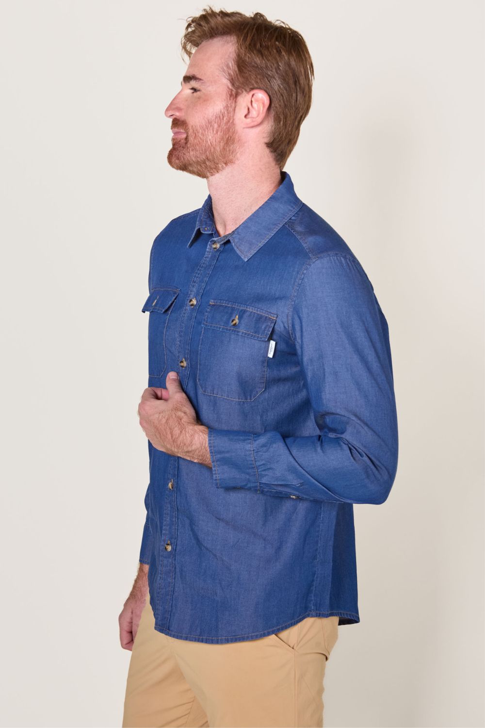 Chemise anti-UV en denim foncé pour homme, légère et UPF50+, idéale pour la protection solaire quotidienne.