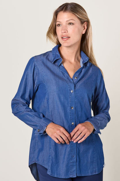 Chemise longue anti-UV en denim foncé pour femme, légère et respirante, offrant une protection solaire UPF 50+.