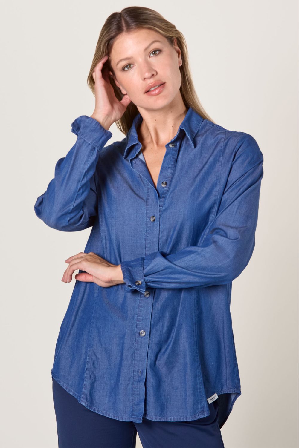 Chemise longue anti-UV en denim foncé pour femme, coupe ample et légère, idéale pour la protection solaire quotidienne.