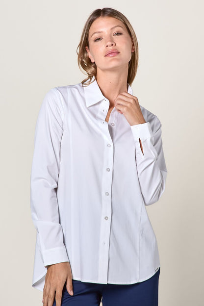 Chemise longue anti-UV blanche UPF50+ pour femme, élégante et confortable, idéale pour la protection solaire quotidienne.