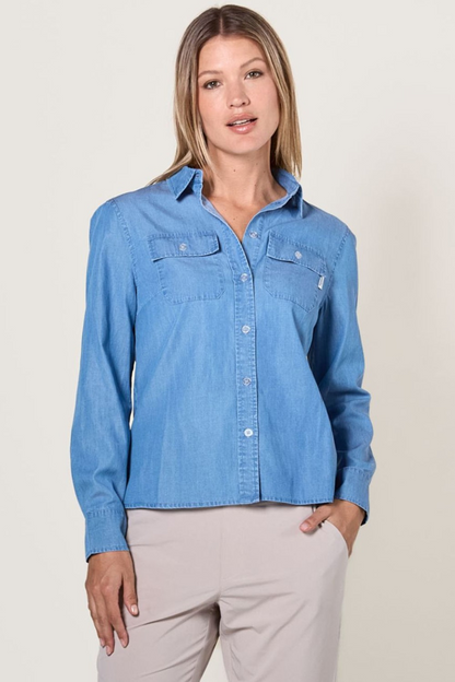 Chemise anti-UV en denim clair pour femme, UPF40+, idéale pour une protection solaire élégante et quotidienne.