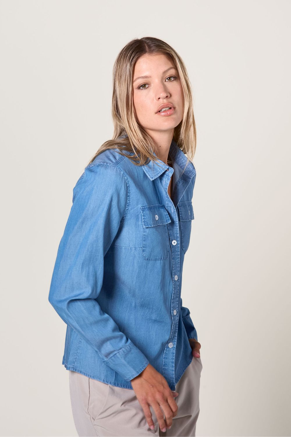 Chemise anti-UV en denim clair pour femme, légère et élégante, offrant protection solaire UPF40+.