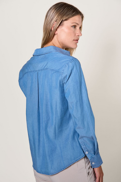 Chemise anti-UV Denim Clair pour femme, légère, avec protection solaire UPF40+, idéale pour les journées ensoleillées.