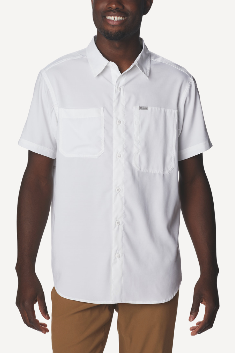 Chemise anti-UV blanche UPF50+ pour homme, respirante et légère, idéale pour les activités en plein air.