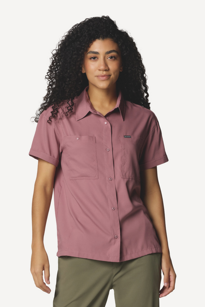 Chemise anti-UV rose pour femme, légere et respirante, certifiée UPF50+, parfaite pour les activités en plein air.