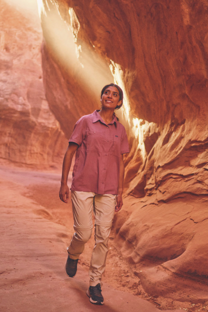 Femme marchant dans un canyon, portant une chemise anti-UV Columbia, UPF50+, confortable et légère.