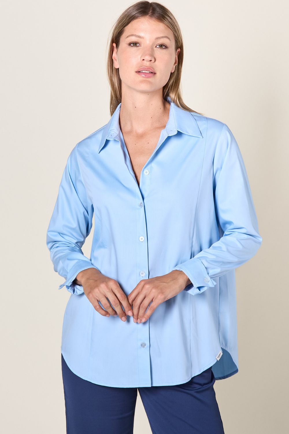 Chemise longue anti-UV Bleuet Ensoleillé pour femme, élégante et respirante, conçue pour une protection solaire UPF 50+.