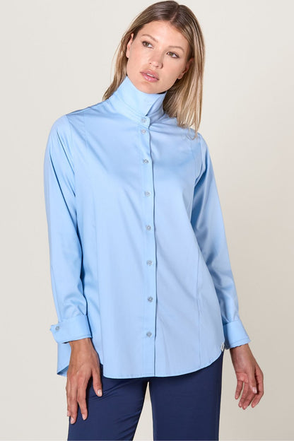 Chemise longue anti-UV bleu clair pour femme, coupe ample, UPF 50+ pour une protection solaire élégante et confortable.