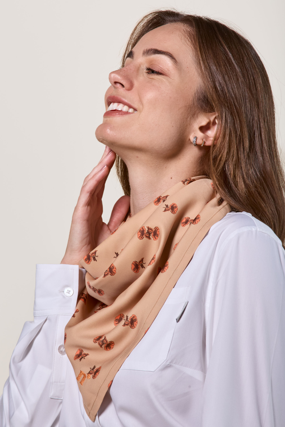 Foulard anti-UV beige fleuri pour femme, protection solaire UPF50+, idéal pour toutes les occasions ensoleillées.