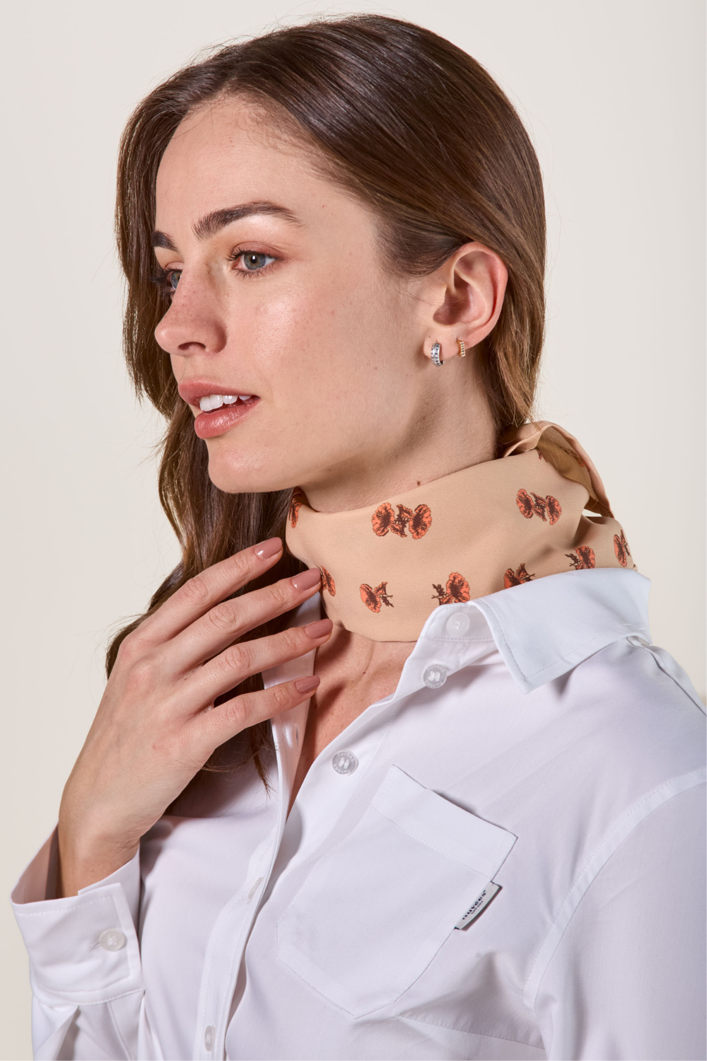 Foulard anti-UV beige avec motif Coquelicots pour femme, élégant et protecteur UPF 50+, porté autour du cou.