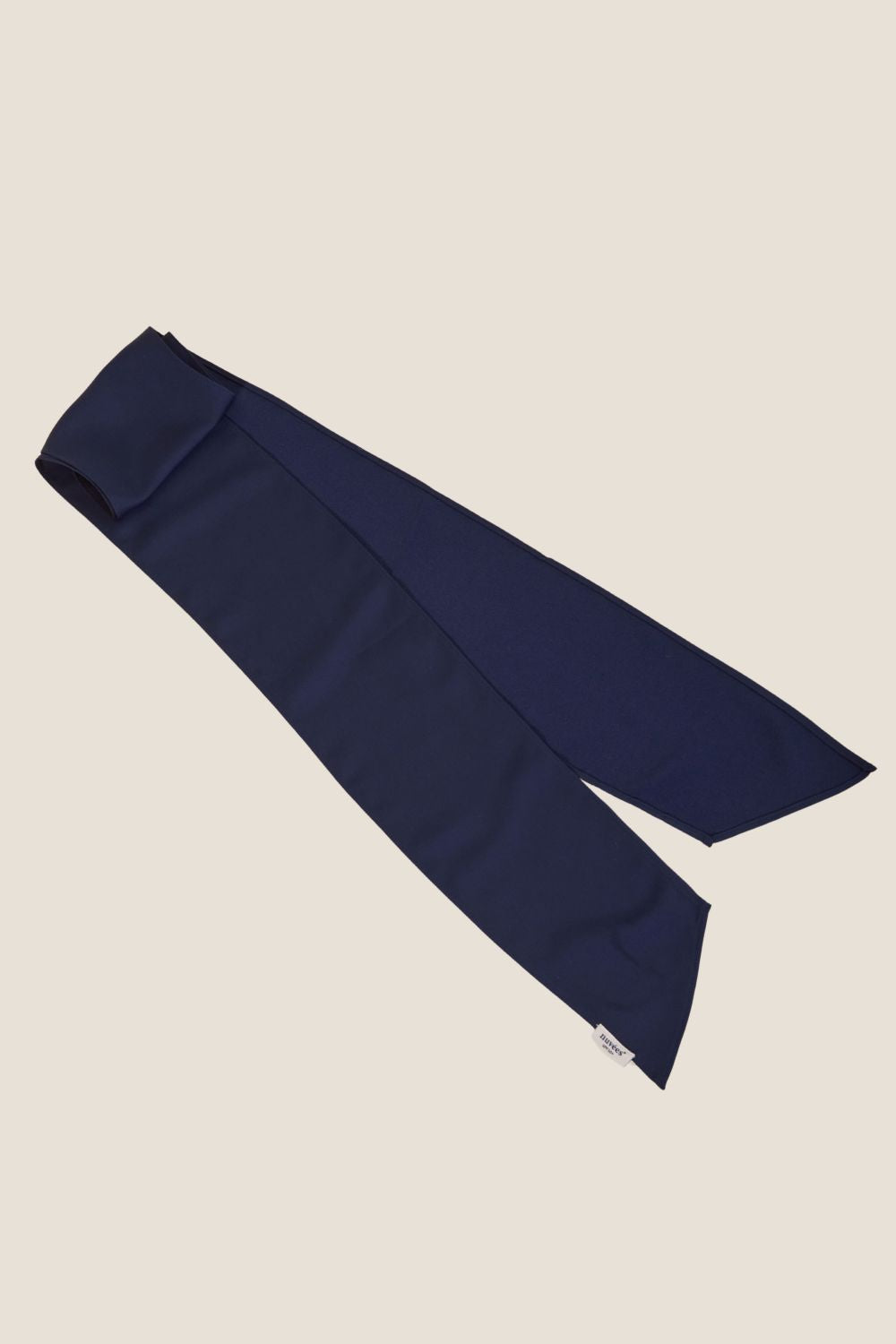 Foulard anti-UV bleu marine pour femme, conçu pour compléter les chapeaux Nuvées, offrant protection solaire UPF50+.