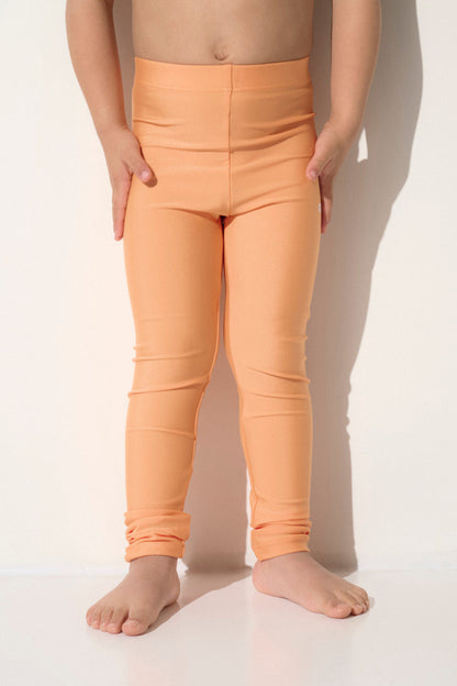 Legging de bain anti-UV orange pour garçon, certifié UPF 50+ pour protéger les jambes du soleil en toute saison.