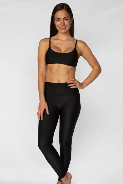 Legging anti-UV noir UPF50+ pour femme, idéal pour la plage et les sports aquatiques, avec ceinture gainante.