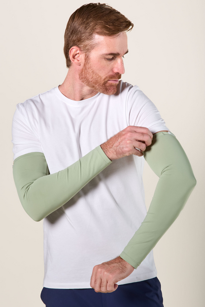 Manches anti-UV vertes pour homme, légères et respirantes, offrant une protection solaire UPF 50+ dans un style sportif.