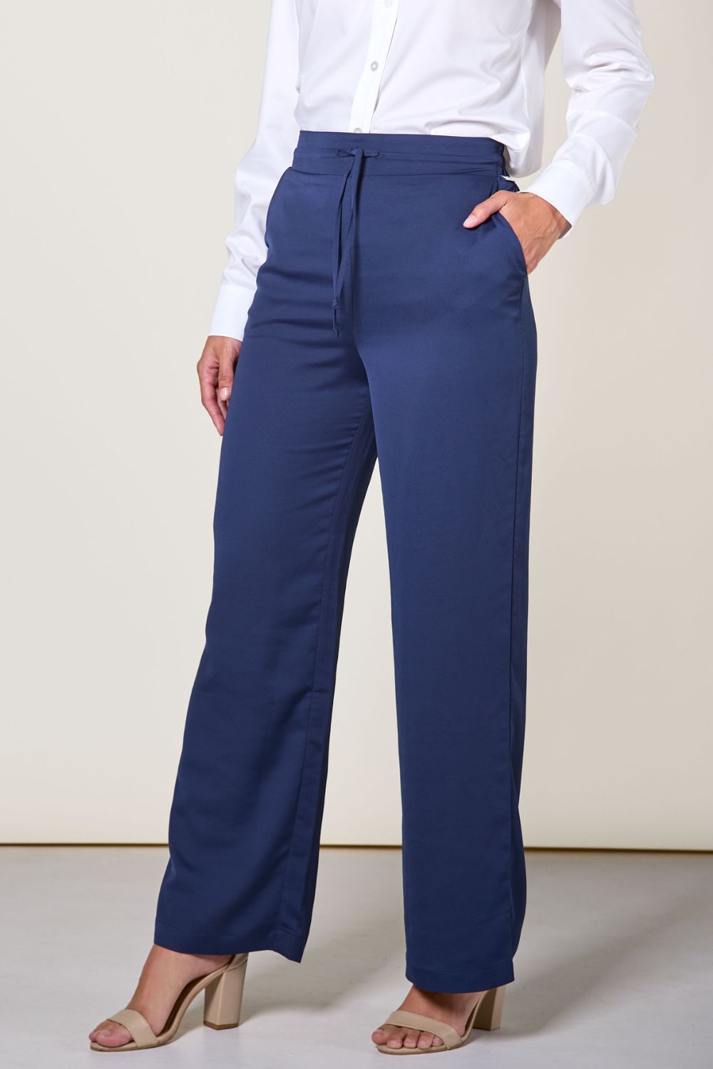 Pantalon anti-UV bleu marine pour femme, léger et élégant, certifié UPF 50+ pour une protection solaire optimale.