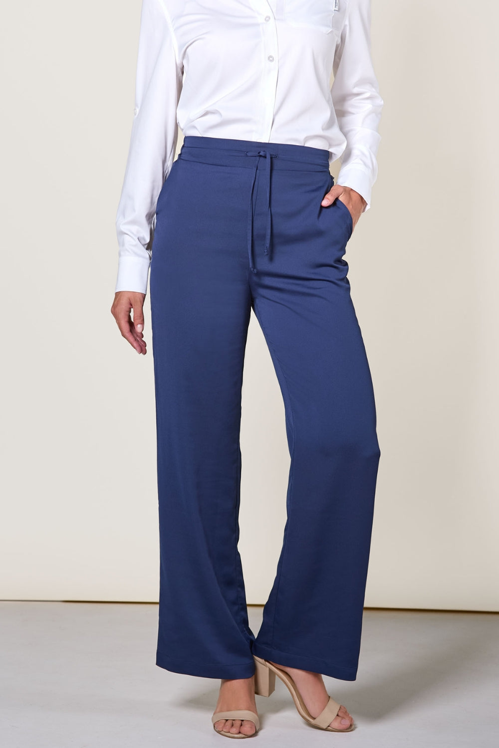 Pantalon anti-UV bleu pour femme, léger et élégant, UPF 50+, idéal pour se protéger du soleil lors de sorties estivales.