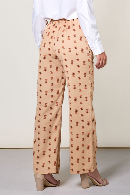 Pantalon anti-UV beige à motifs pour femme, léger et confortable, offrant une protection UPF 50+ pour les sorties ensoleillées.