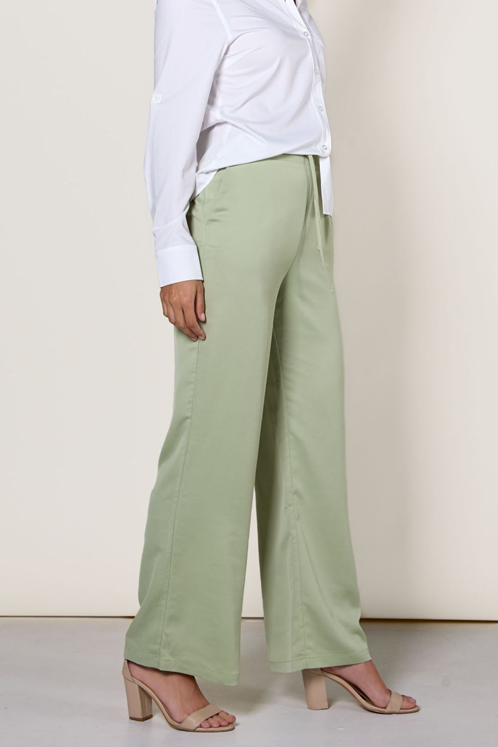 Pantalon anti-UV vert clair pour femme, léger et élégant, certifié UPF 50+ pour profiter du soleil en toute sécurité.