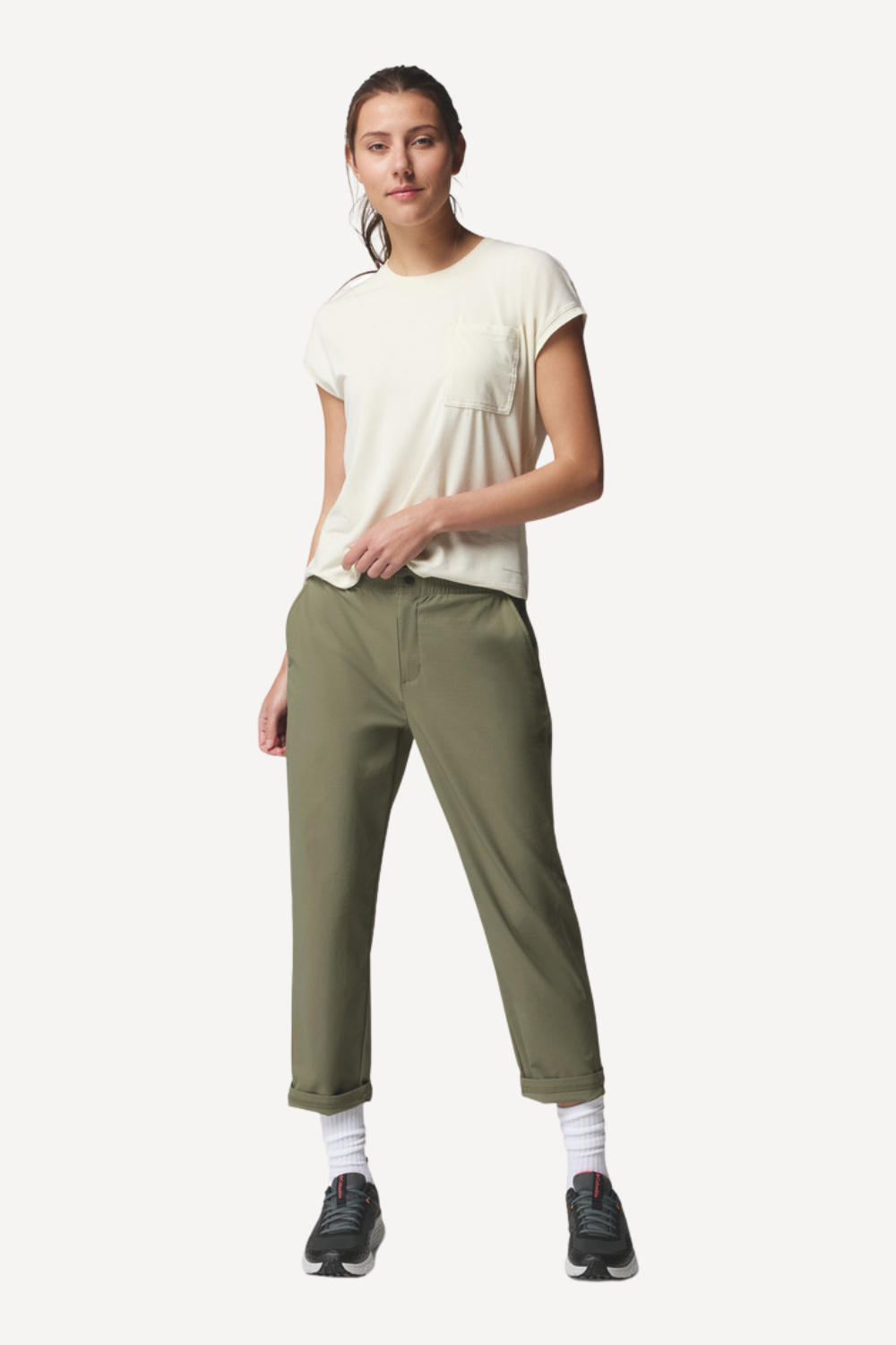 Femme portant un pantalon anti-UV vert olive, léger et confortable, idéal pour des activités en plein air.