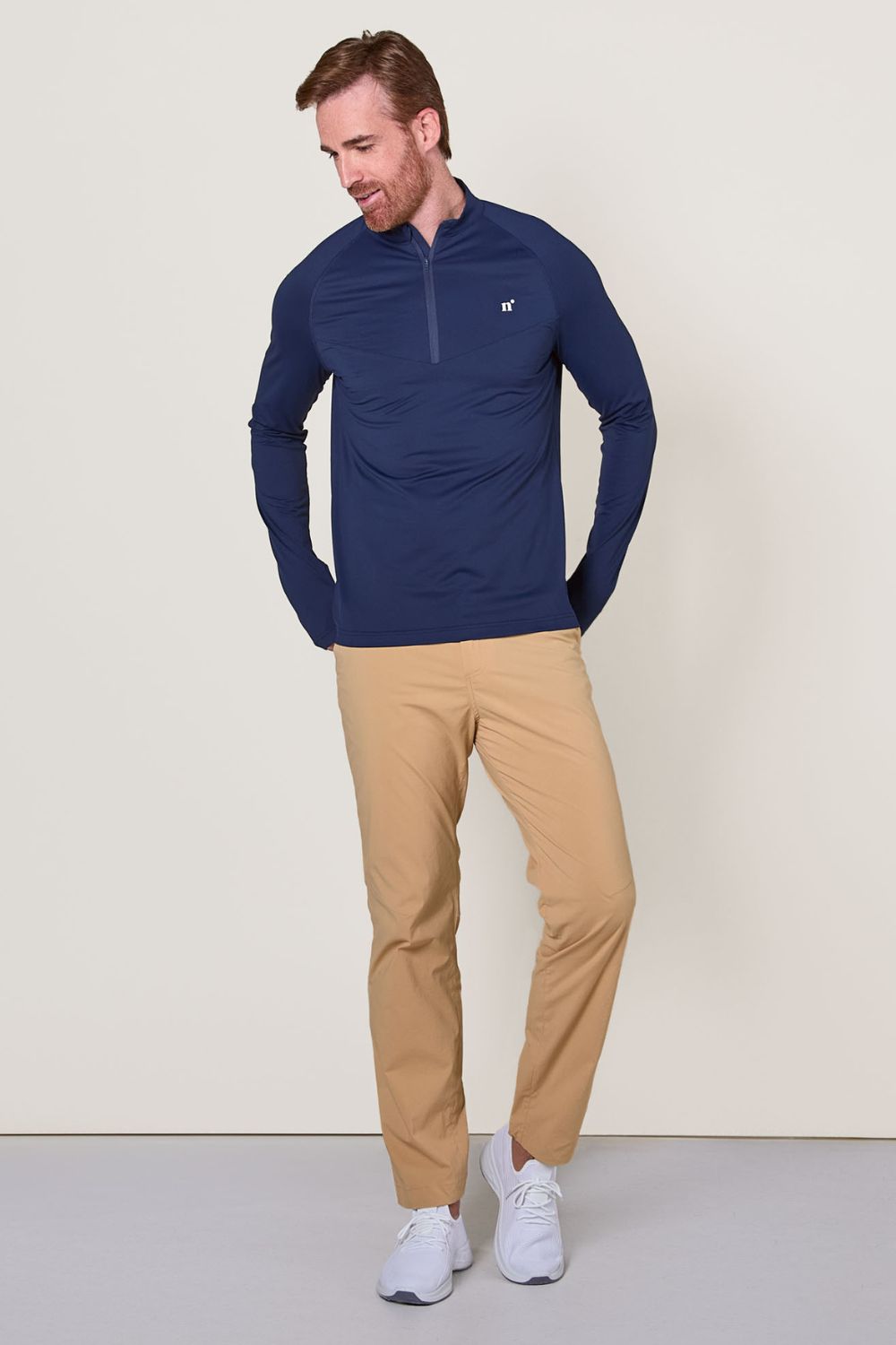 Pantalon anti-UV beige pour homme, combiné avec un haut bleu, idéal pour activités extérieures et protection solaire UPF50+.