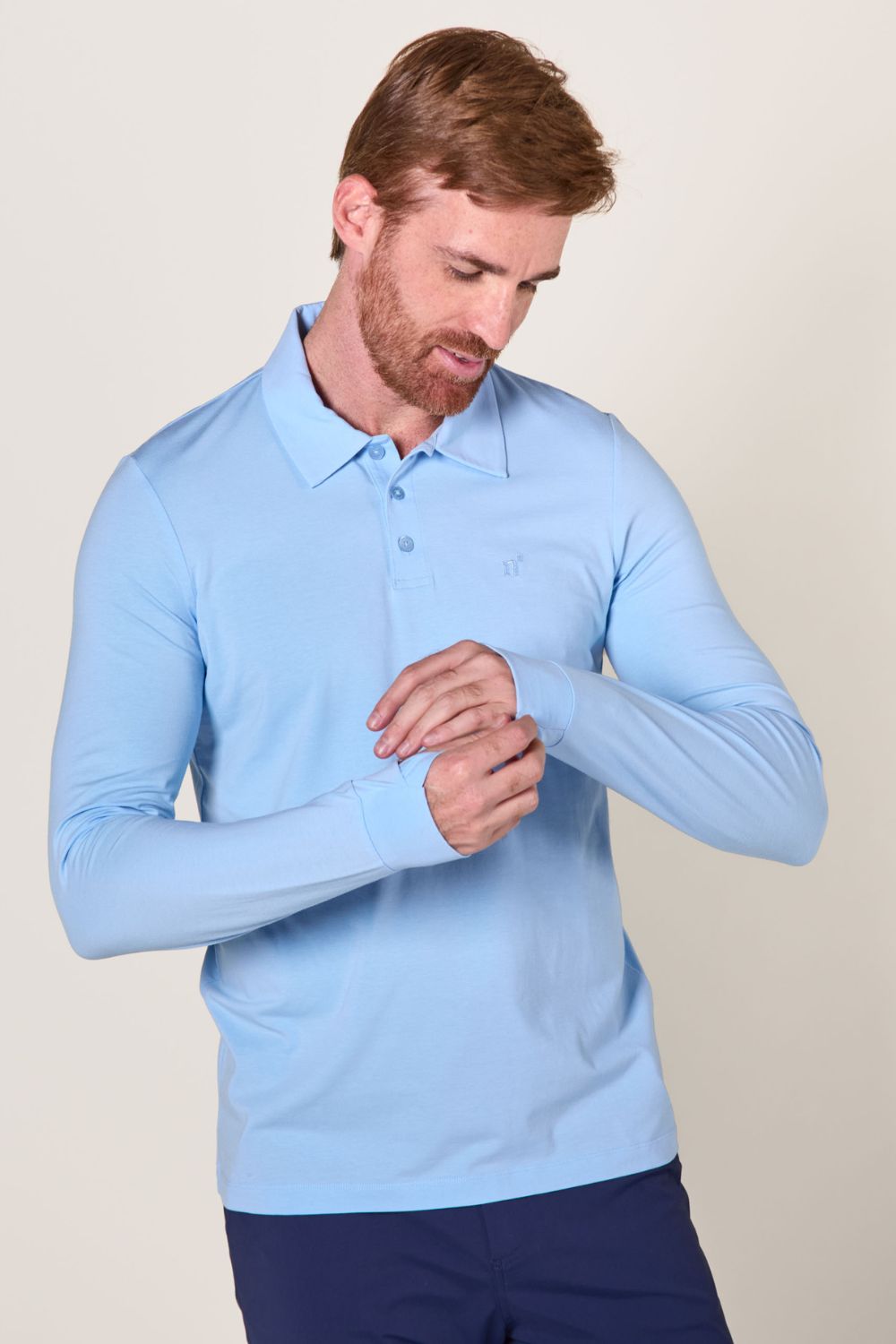 Polo anti-UV bleu clair à manches longues pour homme, UPF 50+, léger et élégant pour une protection solaire quotidienne.