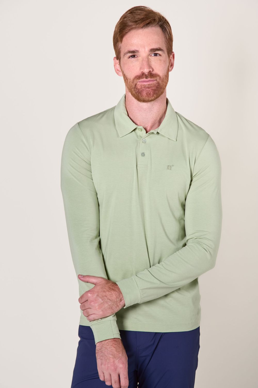 Polo anti-UV vert clair pour homme avec manches longues, certifié UPF 50+ pour une protection solaire élégante.