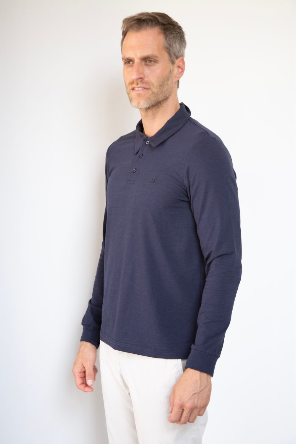 Polo anti-UV bleu marine manches longues pour homme, conçu avec tissu léger certifié UPF 50+ pour protection solaire.