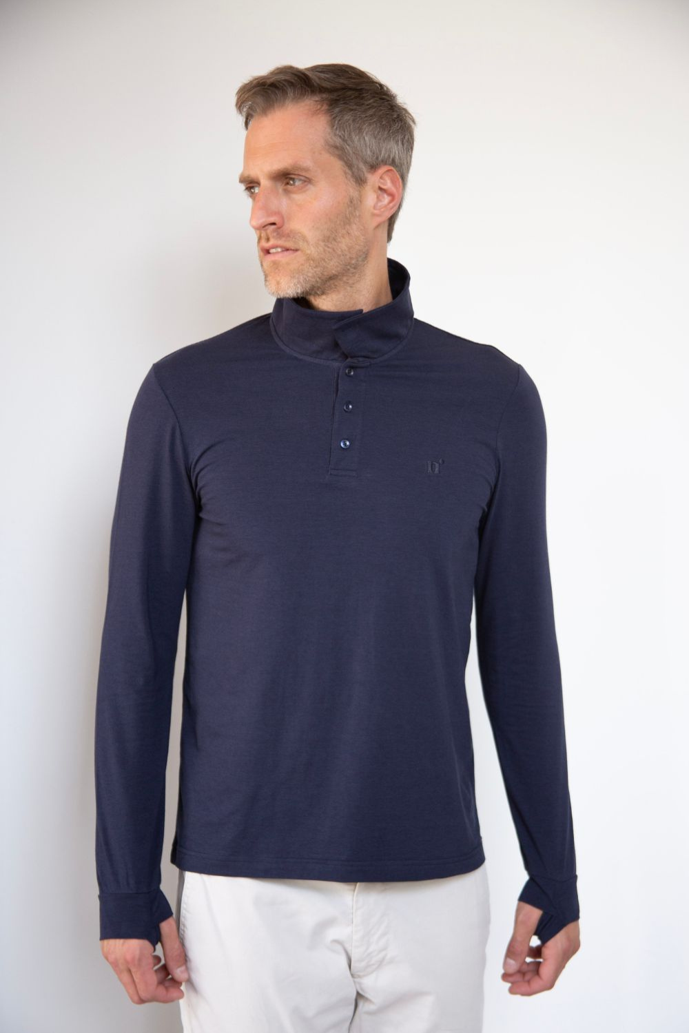 Polo anti-UV pour homme en bleu marine, léger, UPF 50+, idéal pour une protection solaire élégante.