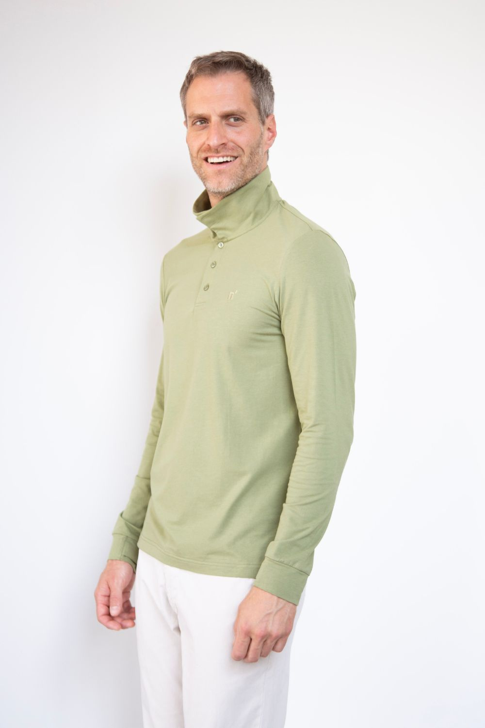 Polo anti-UV vert olive pour homme, léger et élégant, certifié UPF 50+ pour une protection solaire optimale.