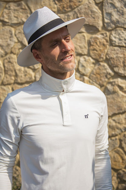 Homme en polo anti-UV blanc à manches longues avec protection UPF50+, élégant pour activités en extérieur.