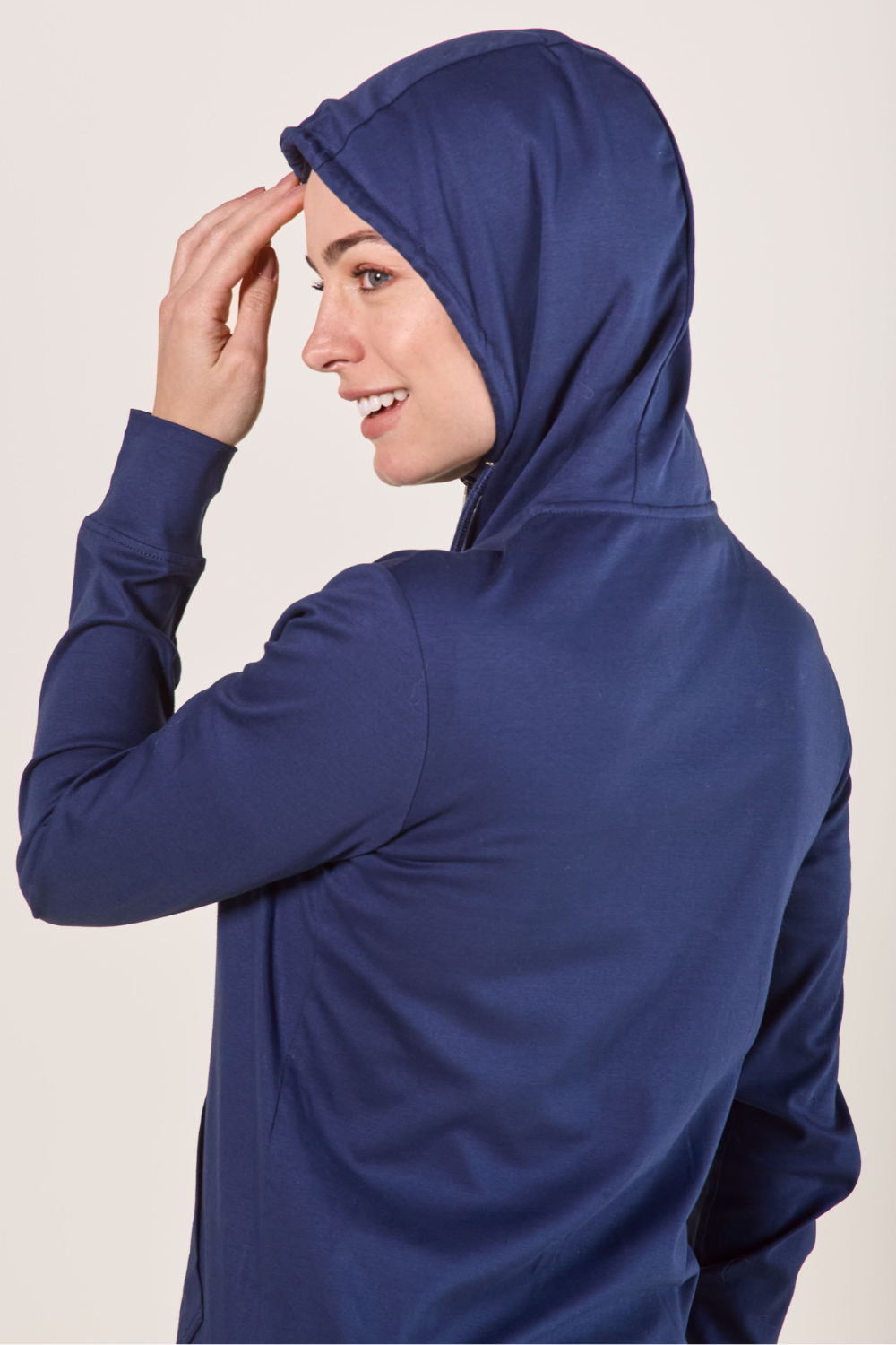 Sweat-shirt anti-UV bleu pour femme, avec capuche, offrant une protection solaire UPF50+.