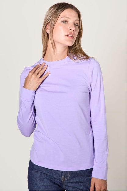 T-shirt anti-UV pour femme en violet, léger et doux, offrant une protection solaire UPF 50+ pour les activités extérieures.