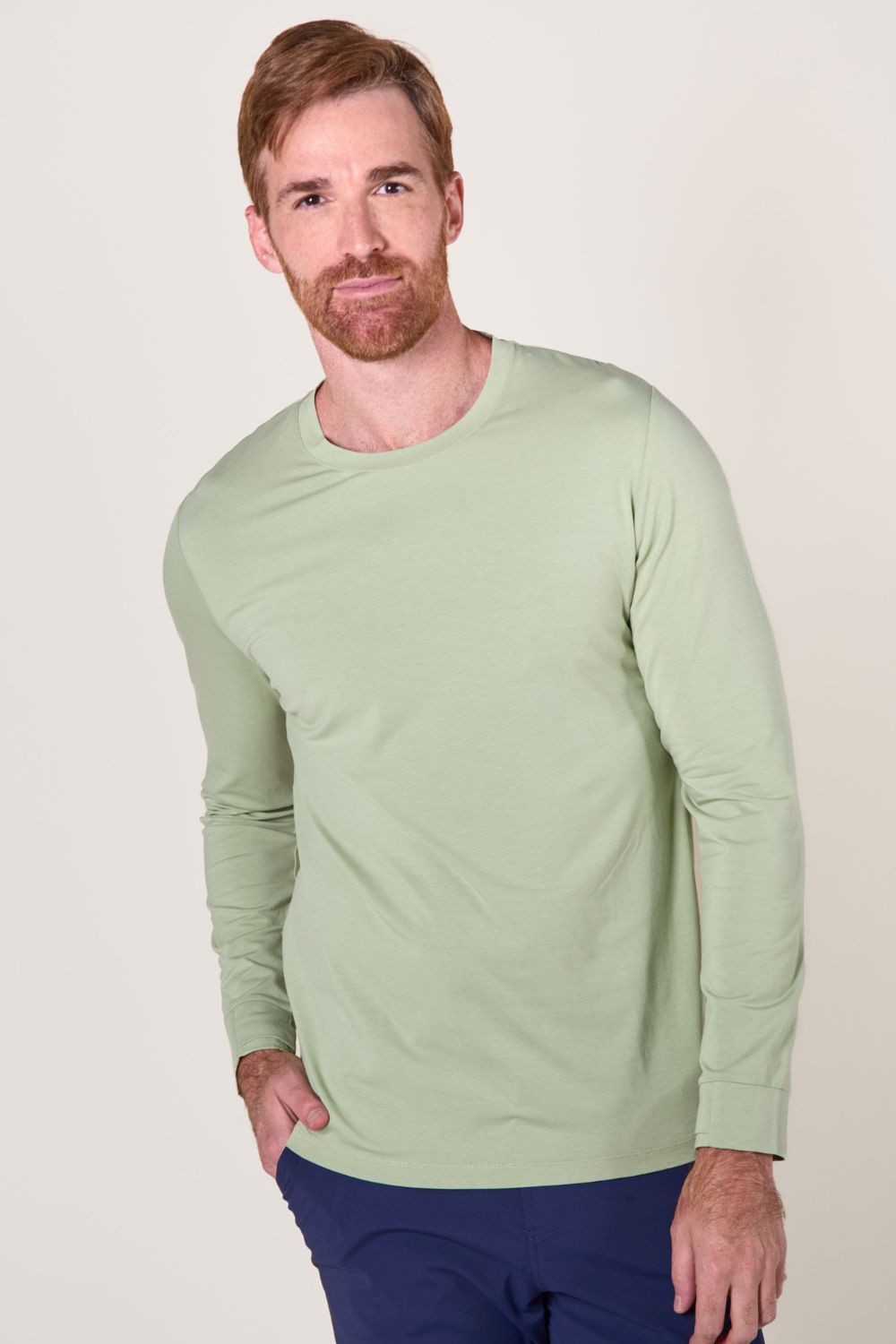 T-shirt anti-UV vert clair pour homme, léger et confortable, offrant une protection solaire UPF 50+ pour les activités extérieures.