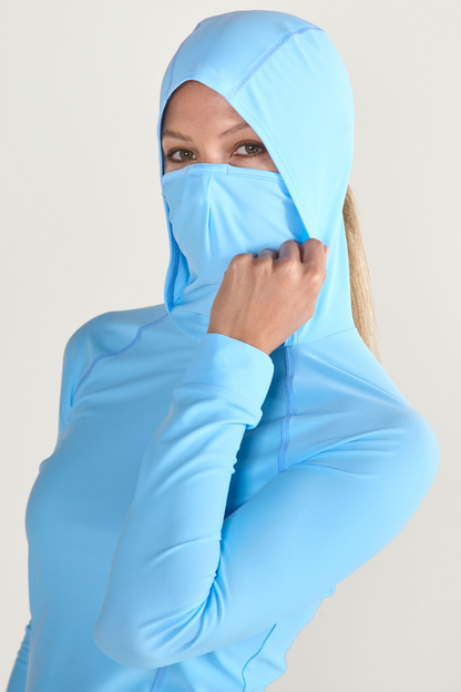 T-shirt anti-UV bleu clair avec capuche et masque intégré, offrant protection UPF50+ pour sports aquatiques.