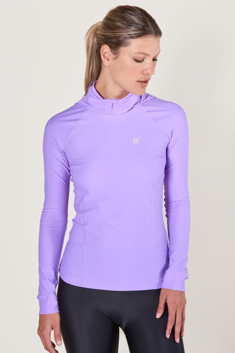 T-shirt de bain anti-UV violet avec manches longues, idéal pour la protection solaire lors d'activités nautiques.