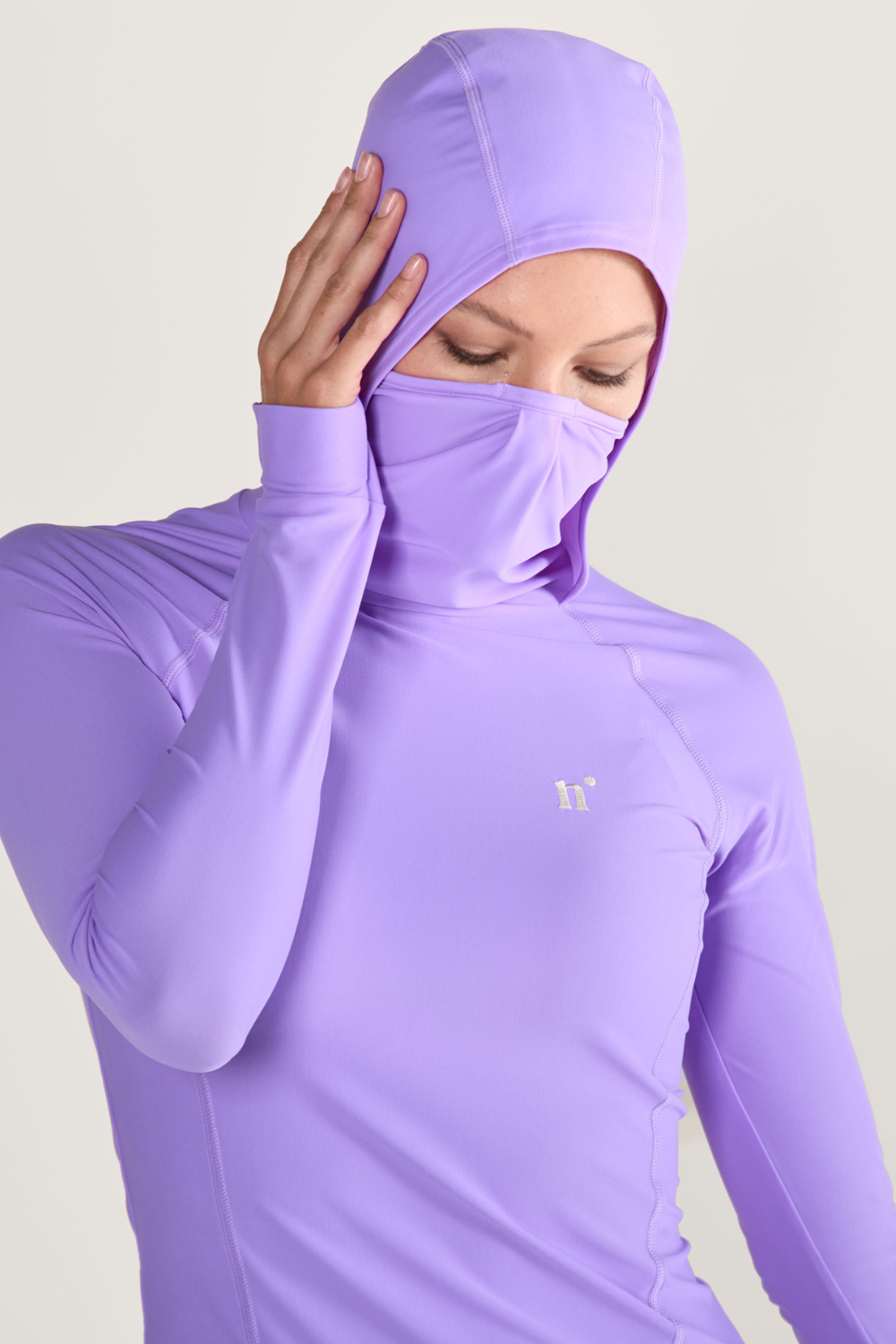 T-shirt de bain anti-UV violet pour femme, avec capuche et masque intégré, idéal pour la protection solaire.