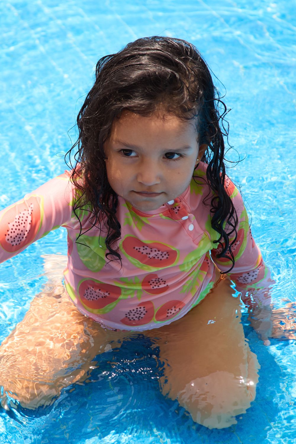 T-shirt de bain anti-UV rose à motifs de pastèque pour enfant, UPF 50+, idéal pour jouer dans la piscine en toute sécurité.